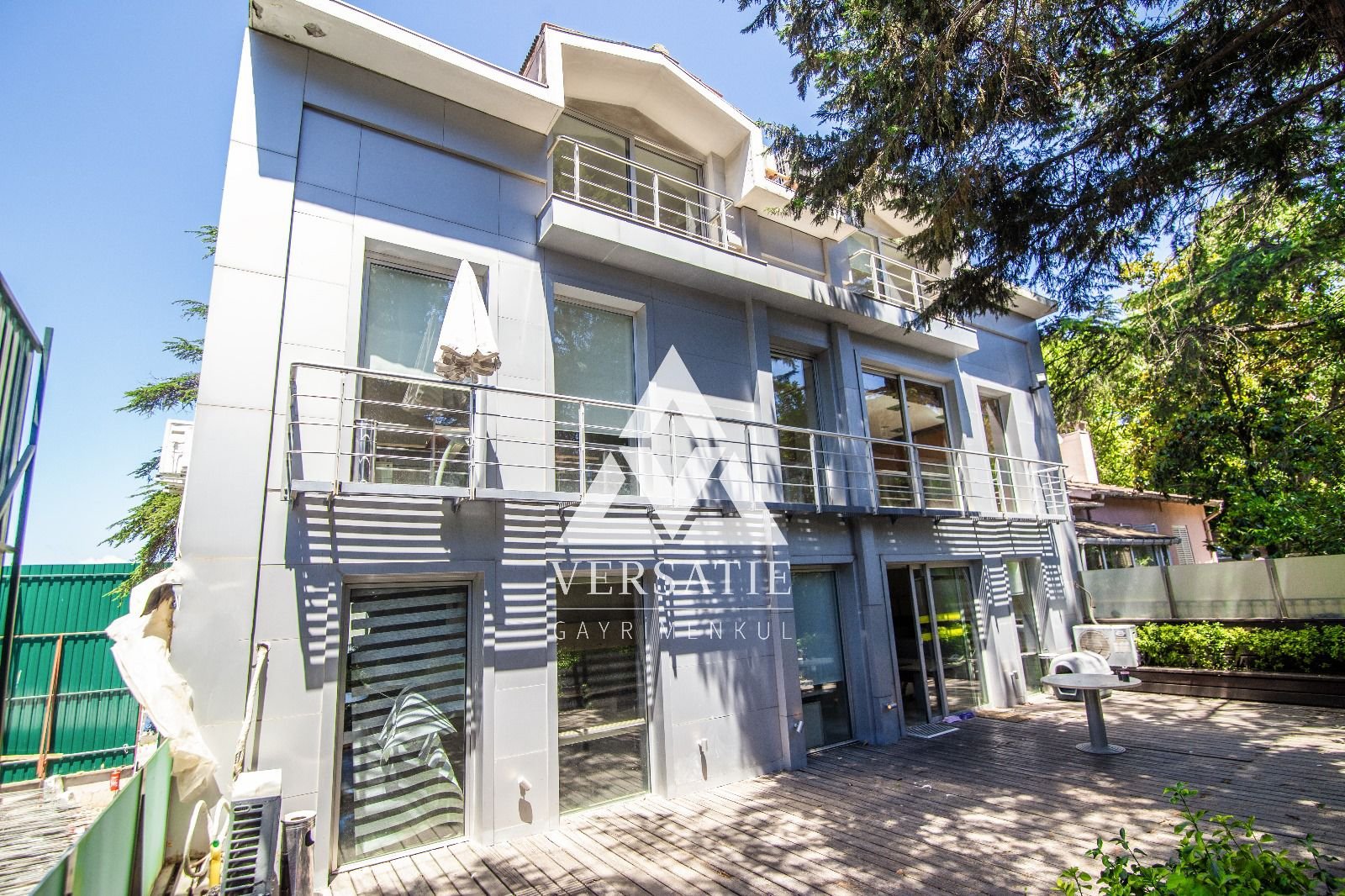 A commercial villa with a garden for rent in Levent, a business center location