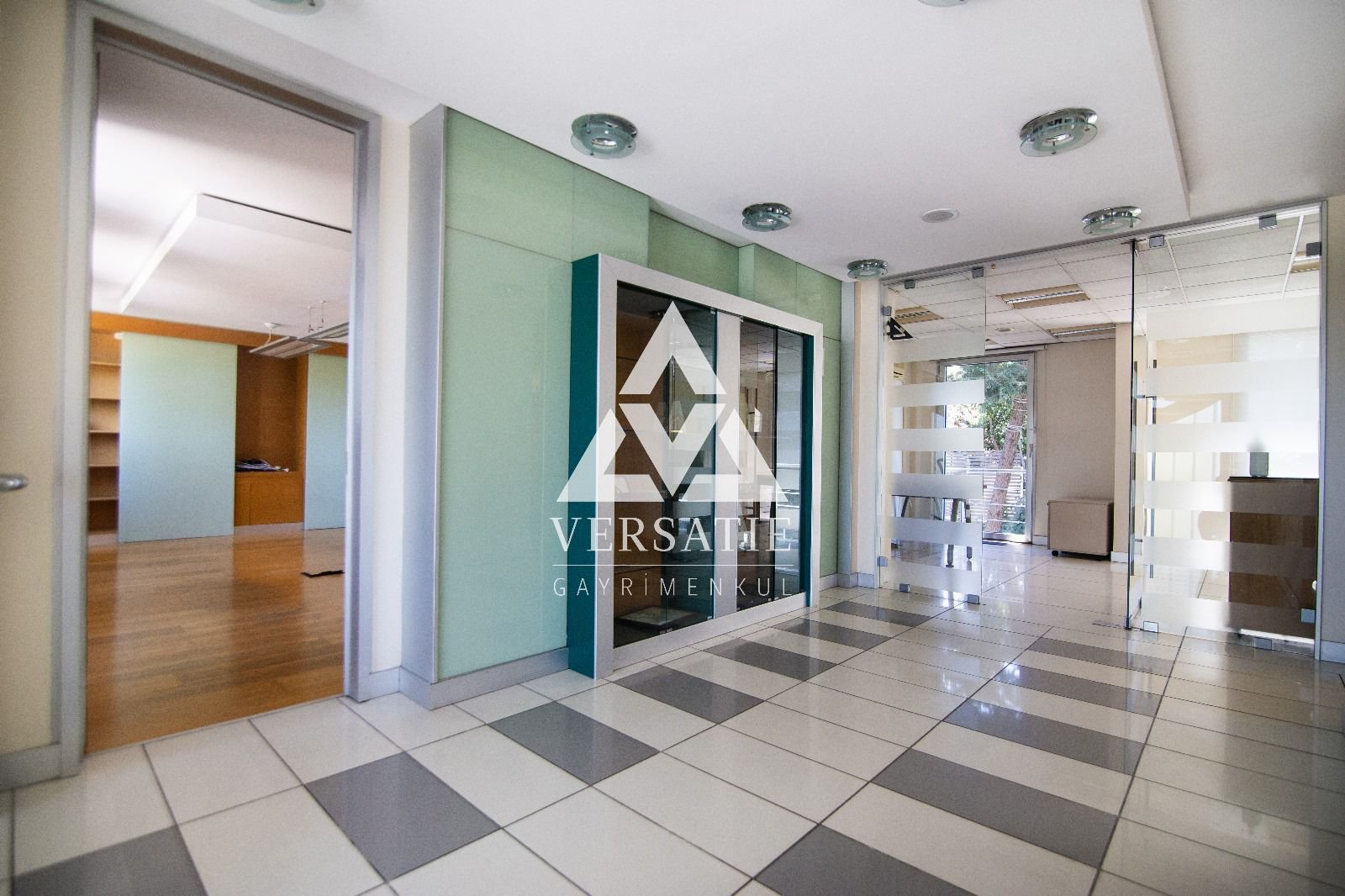 A commercial villa with a garden for rent in Levent, a business center location