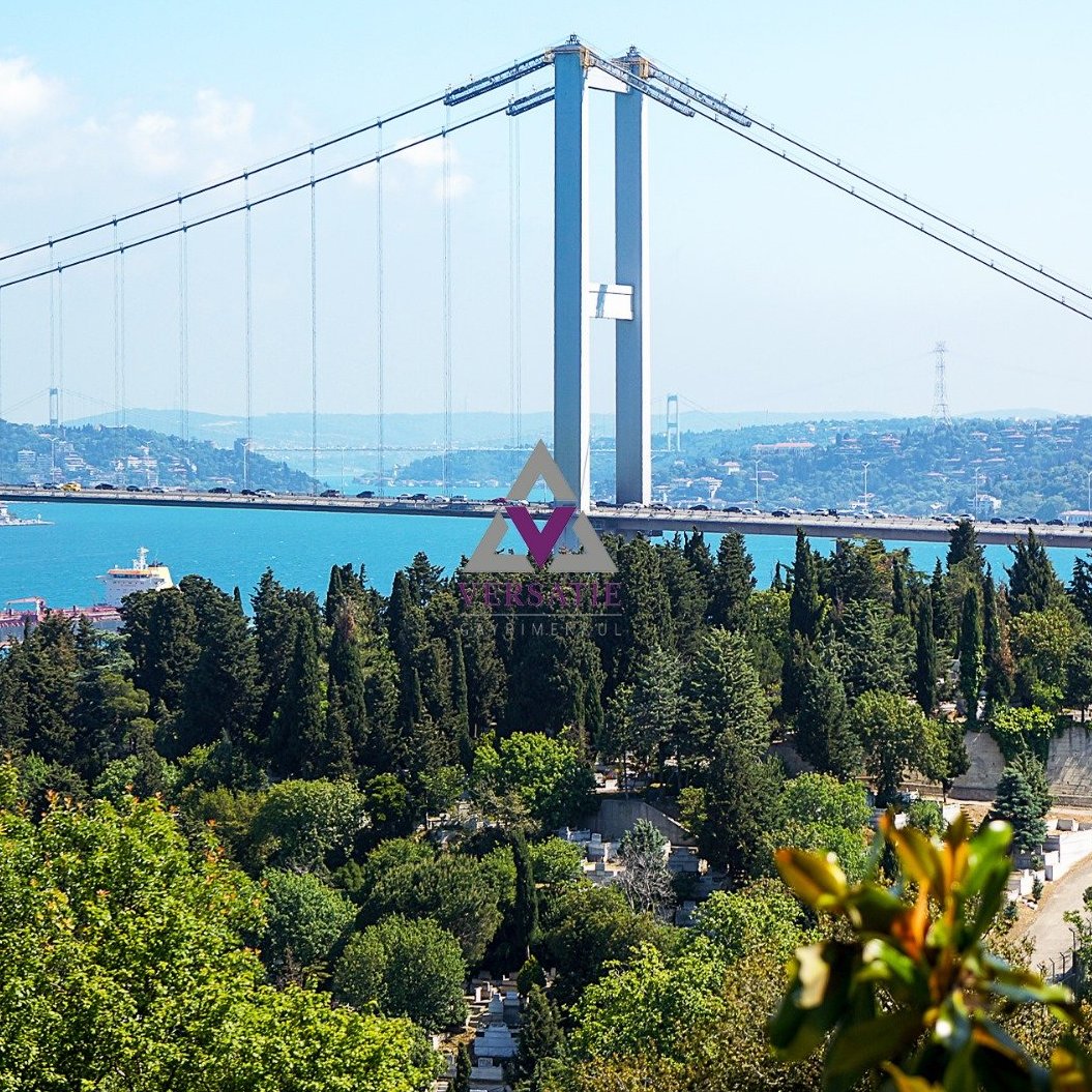 Kuzguncuk’ta, İstanbul Boğazı’nın benzersiz manzarasına sahip, her detayında zarafet ve konforun buluştuğu, geniş kullanım alanlarına sahip, havuzlu, muhteşem satılık dört katlı villa.