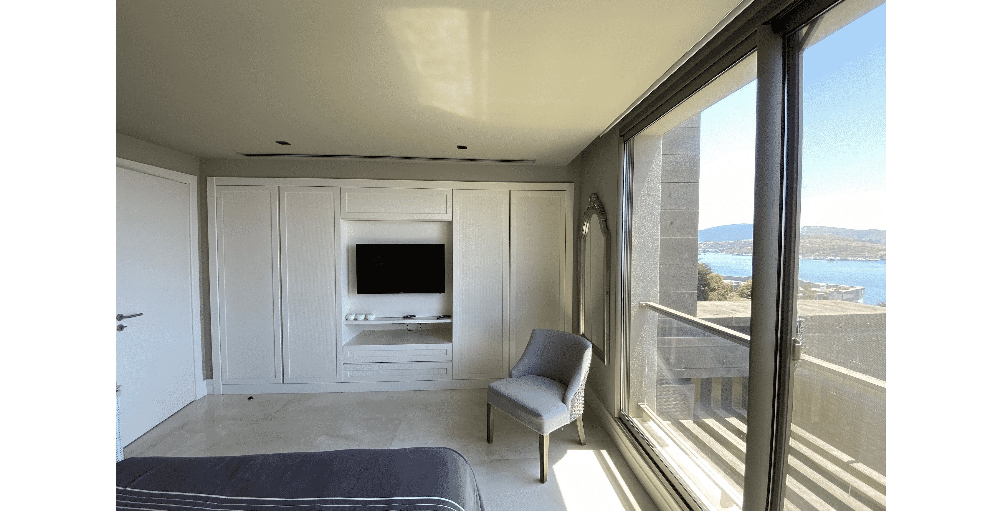 You are invited to a luxurious and comfortable life with sea view at Bodrum Caresse Residence. A magnificent, luxury residence for sale in a hotel concept, where every detail has been thought out and designed down to the smallest detail.