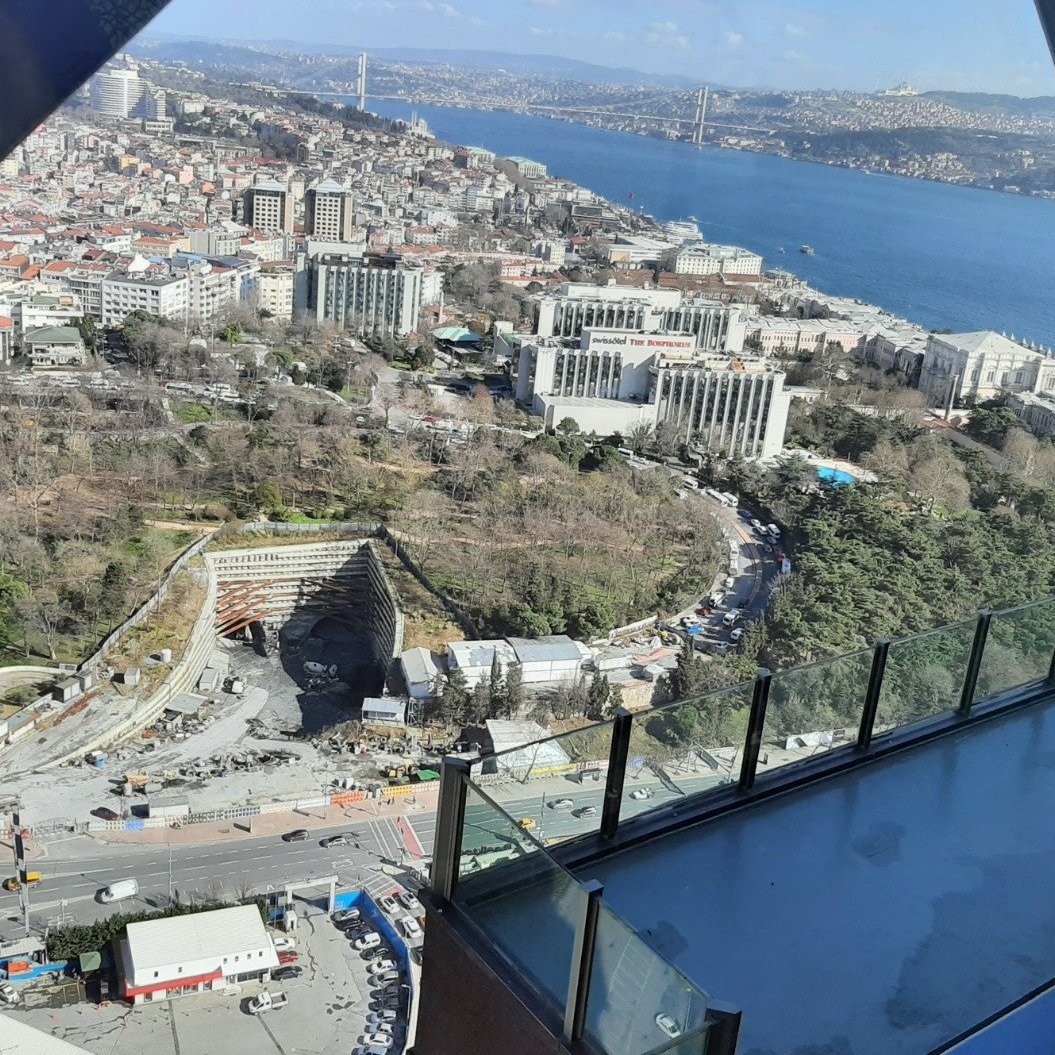 Boğaz’ın eşsiz manzarasına sahip Kuruçeşme’de; Boğaz manzaralı, müstakil girişli, geniş ve ferah kiralık dubleks daire.