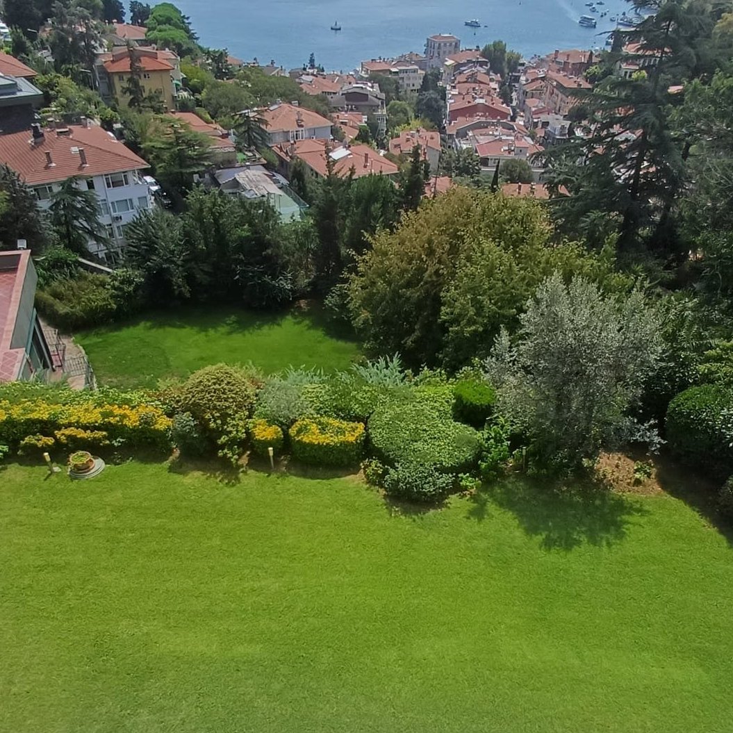 Bebek Koru’da yeşillikler içerisinde, Boğaz’ın eşsiz manzarasına ve geniş bir kullanım alanına sahip, muhteşem satılık lüks daire. 