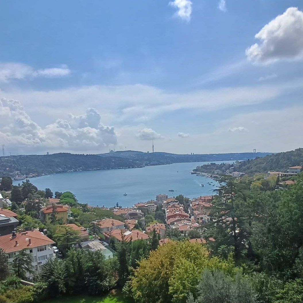 Bebek Koru’da yeşillikler içerisinde, Boğaz’ın eşsiz manzarasına ve geniş bir kullanım alanına sahip, muhteşem satılık lüks daire. 