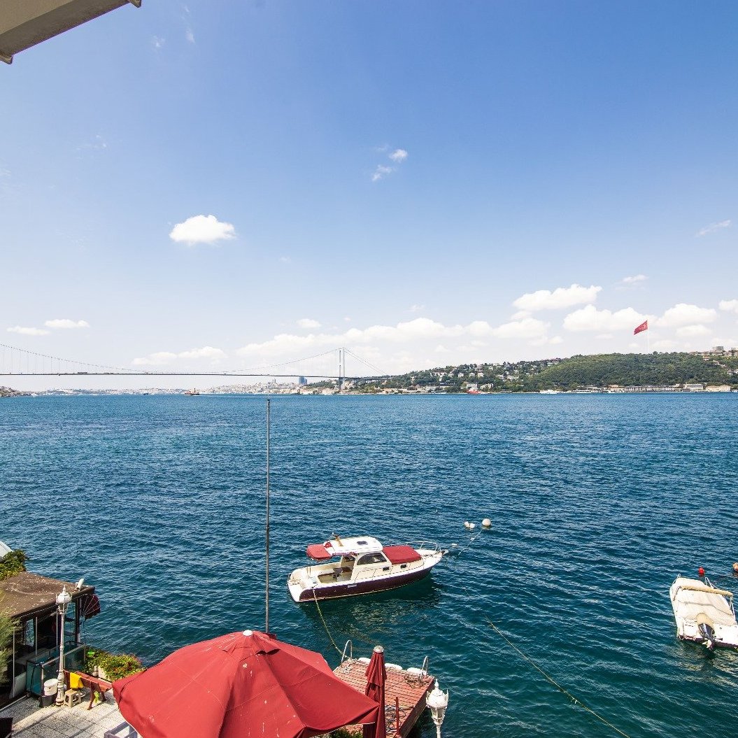 Çengelköy’ün huzur veren atmosferinde, Boğaz’ın olağanüstü güzellikteki manzarasına karşı konumlanmış, Boğaz manzaralı geniş bahçesi ile öne çıkan muhteşem, satılık lüks daire.