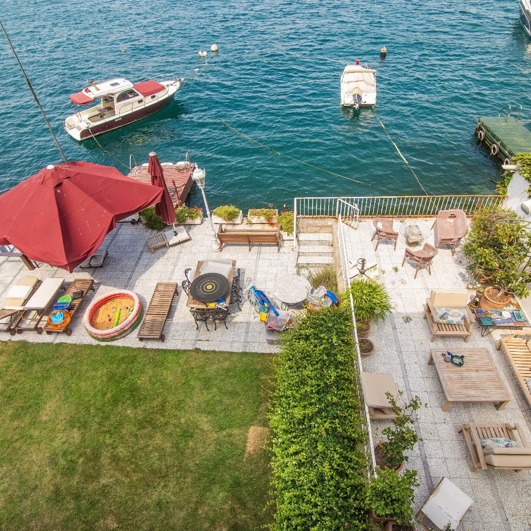 Çengelköy’ün huzur veren atmosferinde, Boğaz’ın olağanüstü güzellikteki manzarasına karşı konumlanmış, Boğaz manzaralı geniş bahçesi ile öne çıkan muhteşem, satılık lüks daire.