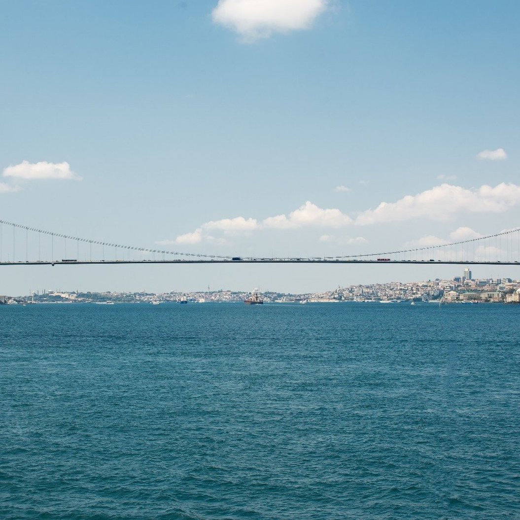 Çengelköy’ün huzur veren atmosferinde, Boğaz’ın olağanüstü güzellikteki manzarasına karşı konumlanmış, Boğaz manzaralı geniş bahçesi ile öne çıkan muhteşem, satılık lüks daire.