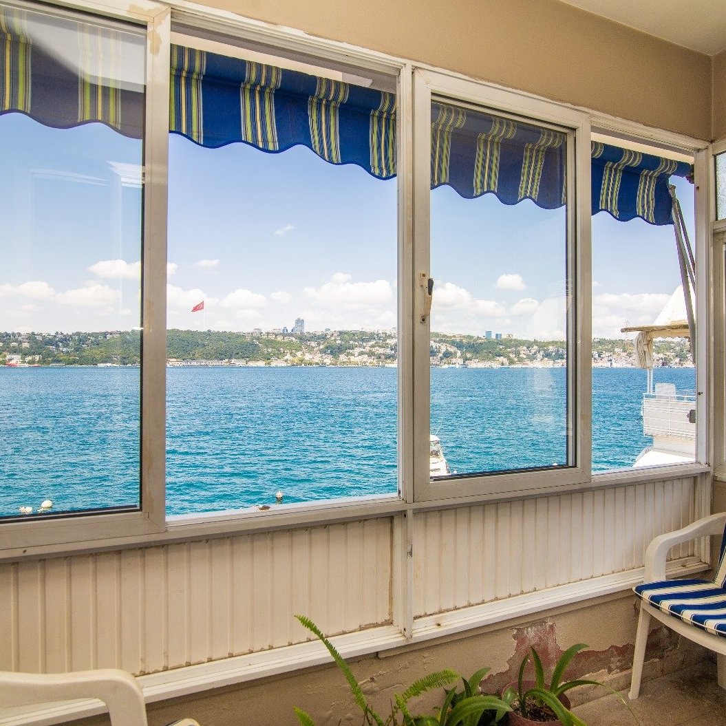 Çengelköy’ün huzur veren atmosferinde, Boğaz’ın olağanüstü güzellikteki manzarasına karşı konumlanmış, Boğaz manzaralı geniş bahçesi ile öne çıkan muhteşem, satılık lüks daire.