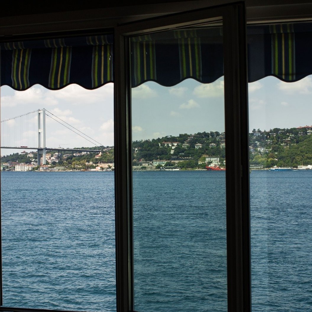 Çengelköy’ün huzur veren atmosferinde, Boğaz’ın olağanüstü güzellikteki manzarasına karşı konumlanmış, Boğaz manzaralı geniş bahçesi ile öne çıkan muhteşem, satılık lüks daire.