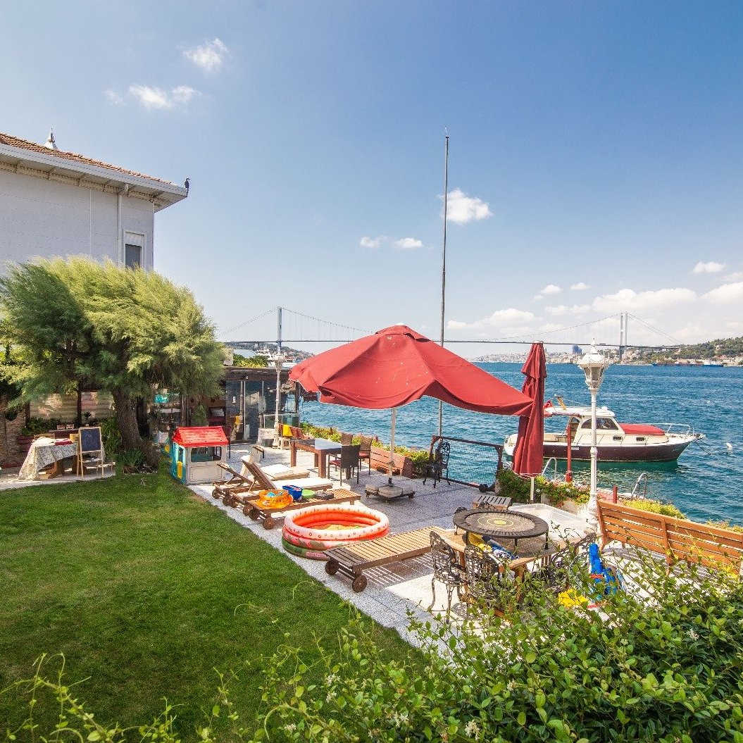 Çengelköy’ün huzur veren atmosferinde, Boğaz’ın olağanüstü güzellikteki manzarasına karşı konumlanmış, Boğaz manzaralı geniş bahçesi ile öne çıkan muhteşem, satılık lüks daire.