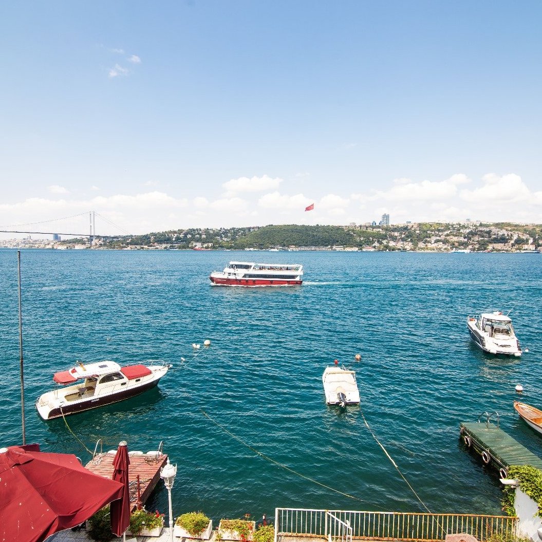 Çengelköy’ün huzur veren atmosferinde, Boğaz’ın olağanüstü güzellikteki manzarasına karşı konumlanmış, Boğaz manzaralı geniş bahçesi ile öne çıkan muhteşem, satılık lüks daire.