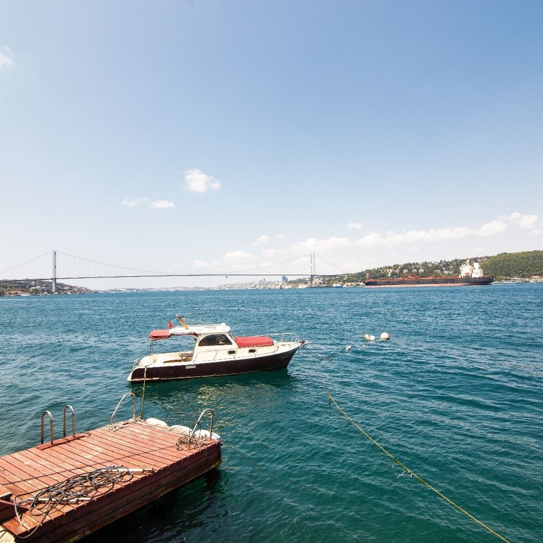 Çengelköy’ün huzur veren atmosferinde, Boğaz’ın olağanüstü güzellikteki manzarasına karşı konumlanmış, Boğaz manzaralı geniş bahçesi ile öne çıkan muhteşem, satılık lüks daire.